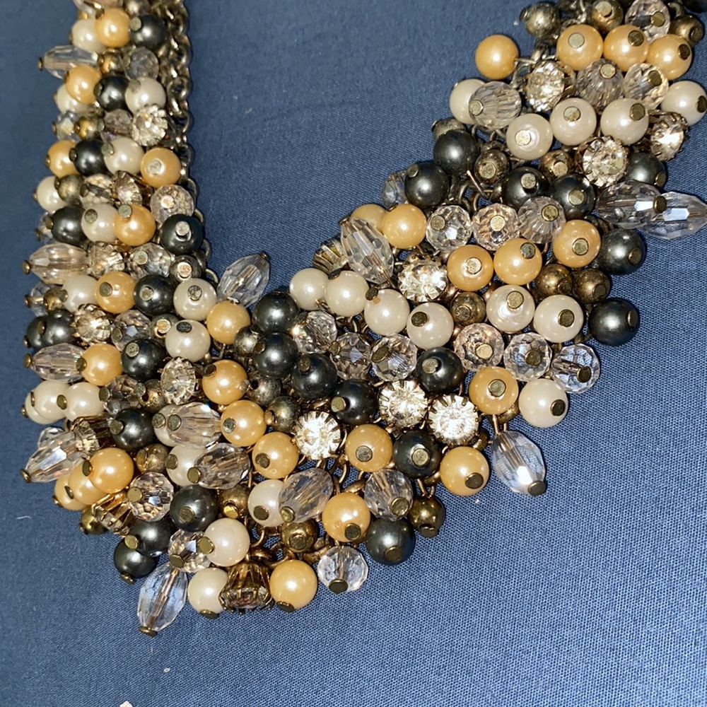 079)Statement necklace, beads and rhinestones